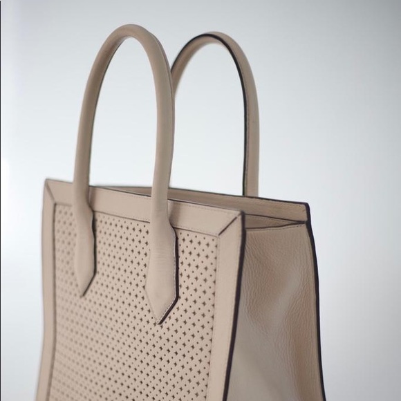 Henri Bendel shoulder bag. - Picture 3 of 7